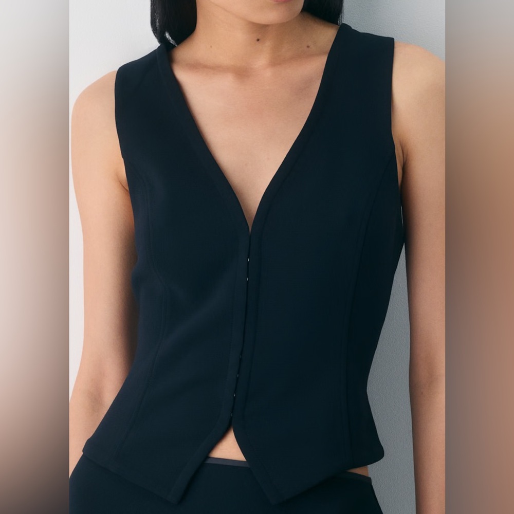 Aritzia Wilfred Black Crepette Attire Vest
